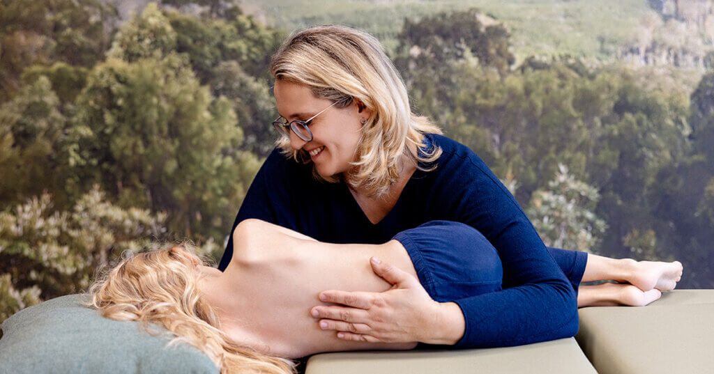Osteopathie Behandlung bei Kind von Karolin Kroh