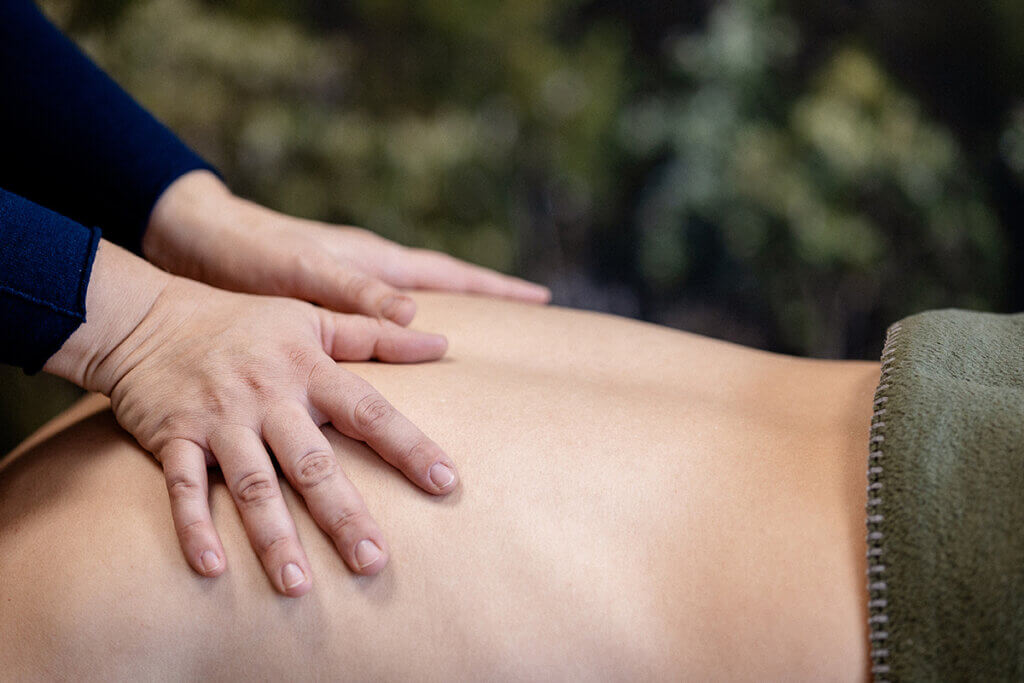 Osteopathie Behandlung am Rücken von Karolin Kroh