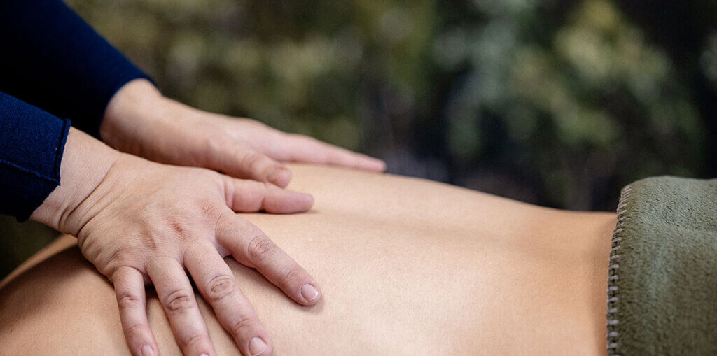 Osteopathie Behandlung am Rücken von Karolin Kroh